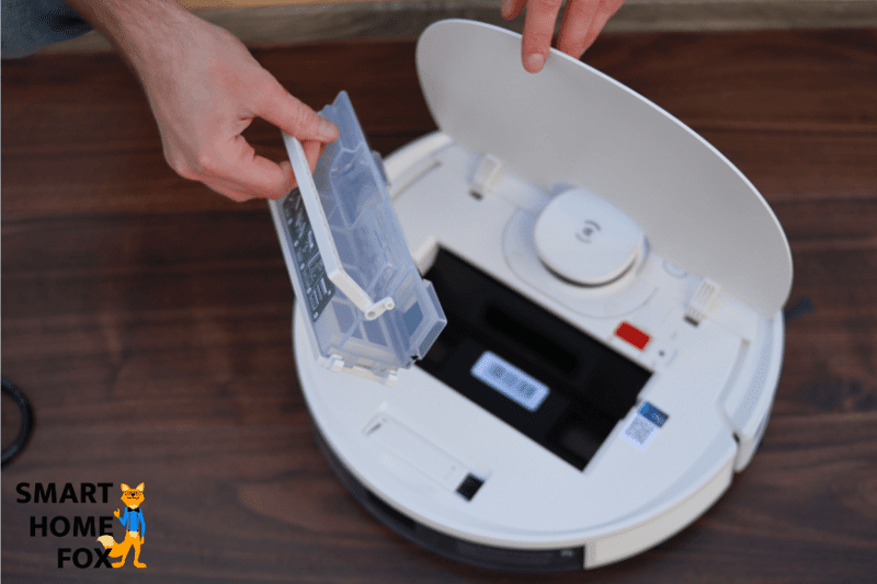 Removing the mobile dust container of the Ecovacs Deebot N8